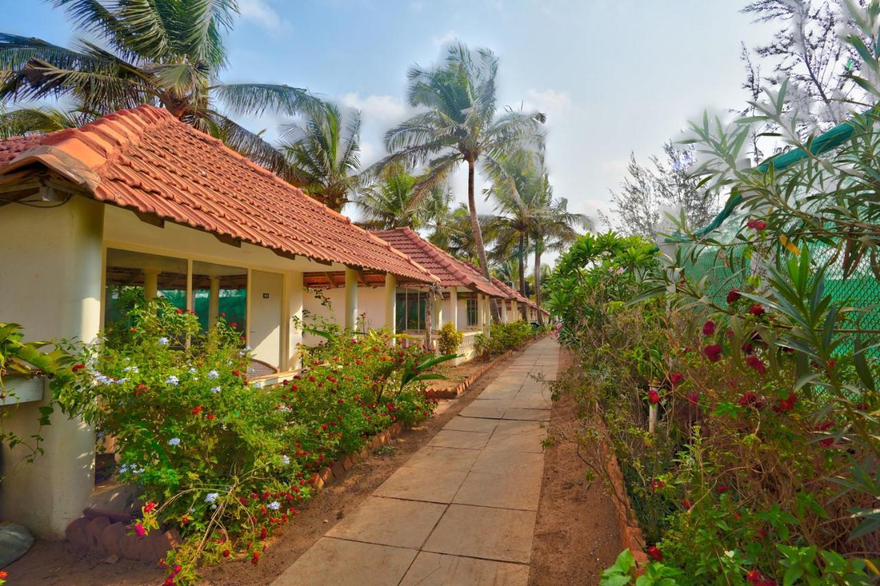 Morjim Holiday Beach Resort ภายนอก รูปภาพ