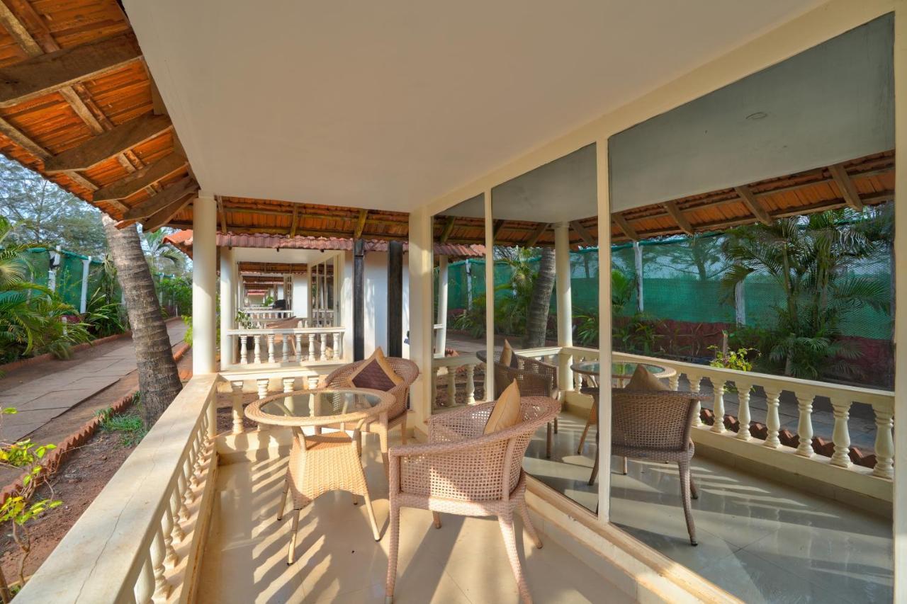 Morjim Holiday Beach Resort ภายนอก รูปภาพ